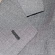 珠边线是一行很细微的丝质线沿着驳头边缘，以及沿着其他部位的边缘。手工珠边是高档定制西服的标志，通常，只有高品质的定制西服才会采用手工珠边工艺。